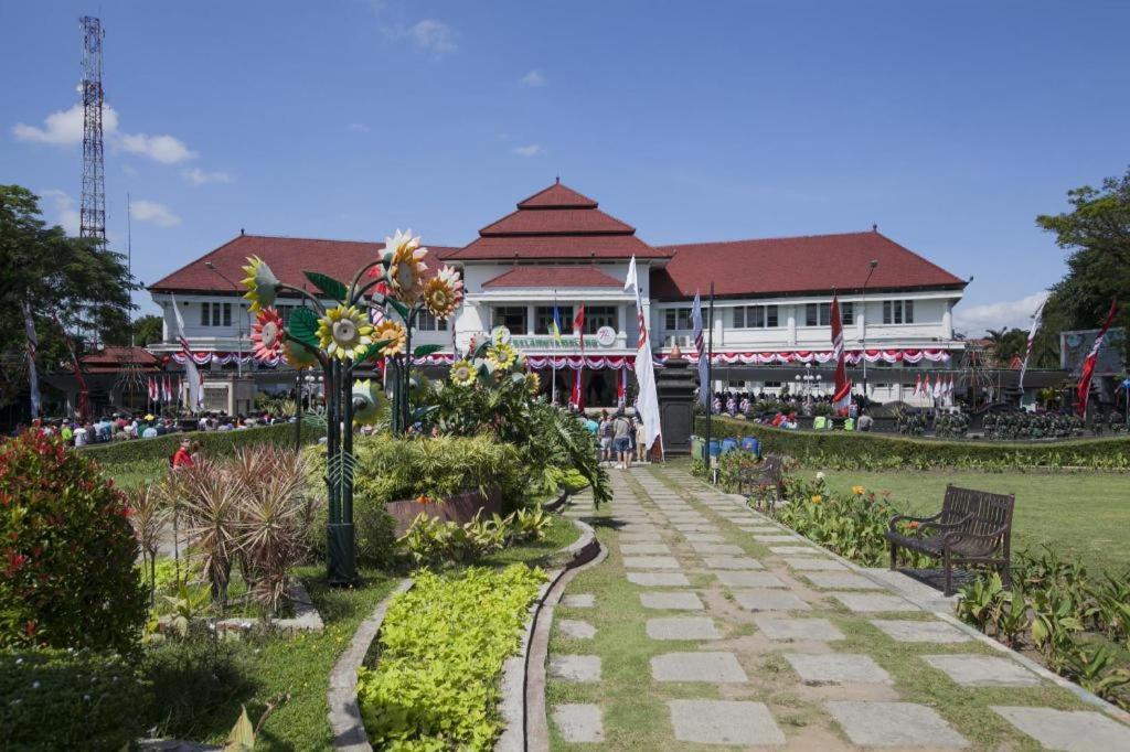Gajahmada Graha Hotel Malang Exterior foto