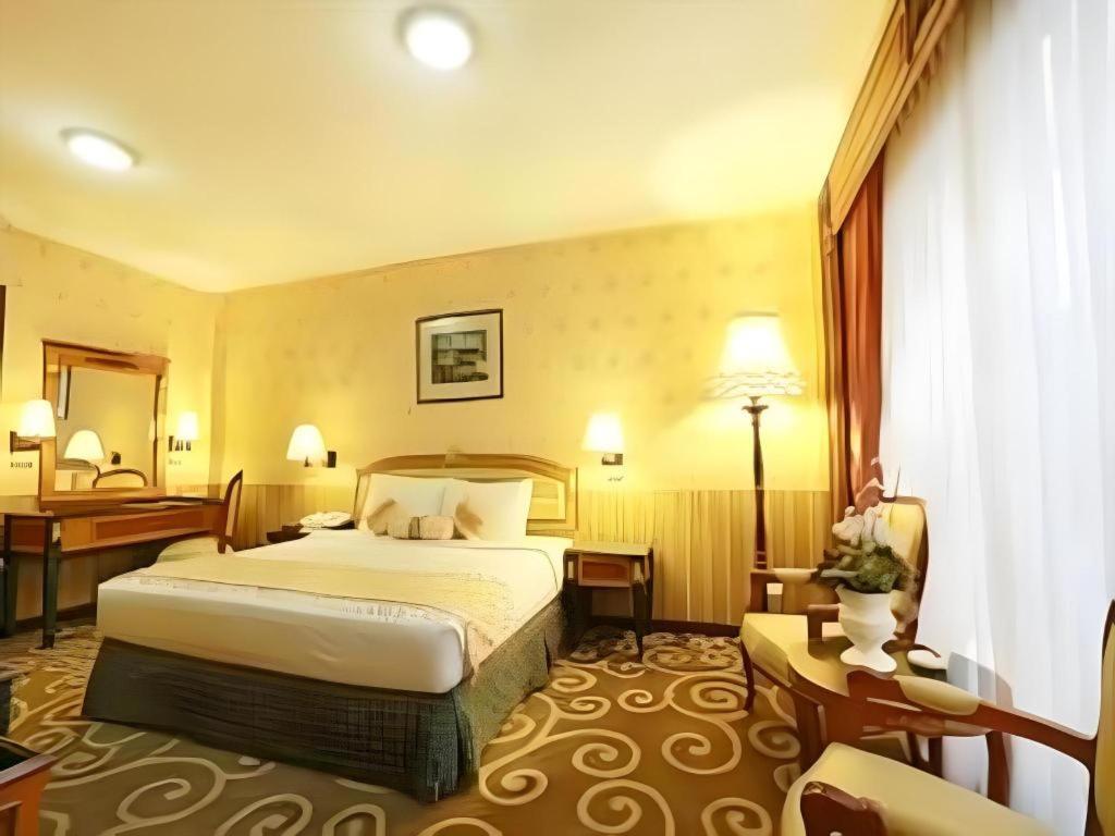 Gajahmada Graha Hotel Malang Exterior foto